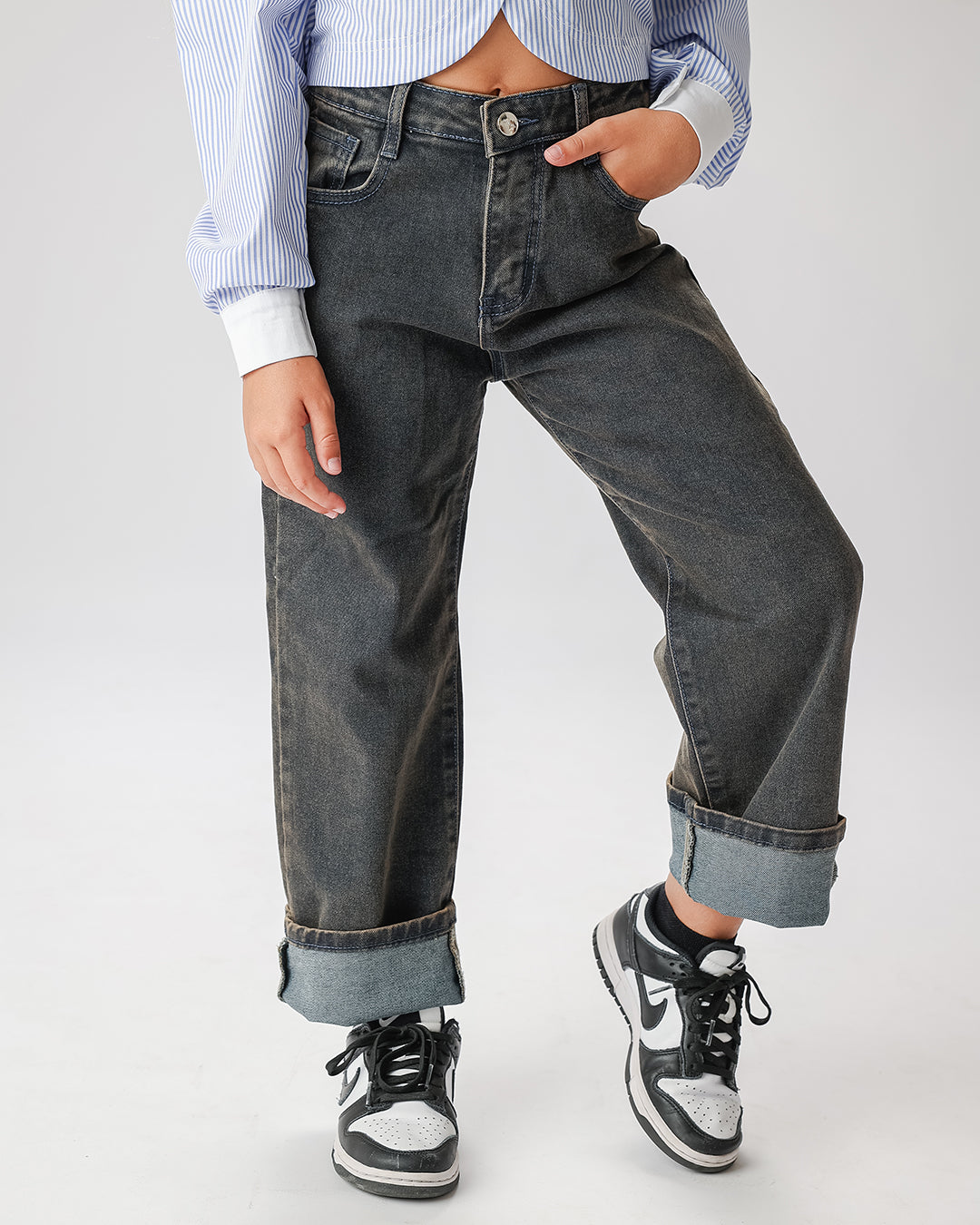 Jeans slavato con piega