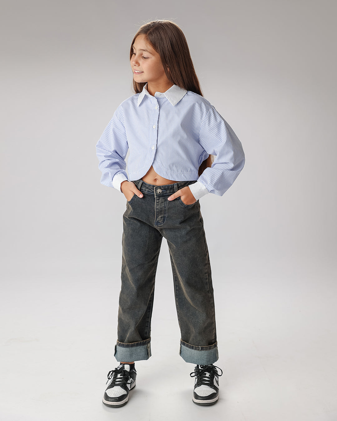 Jeans slavato con piega