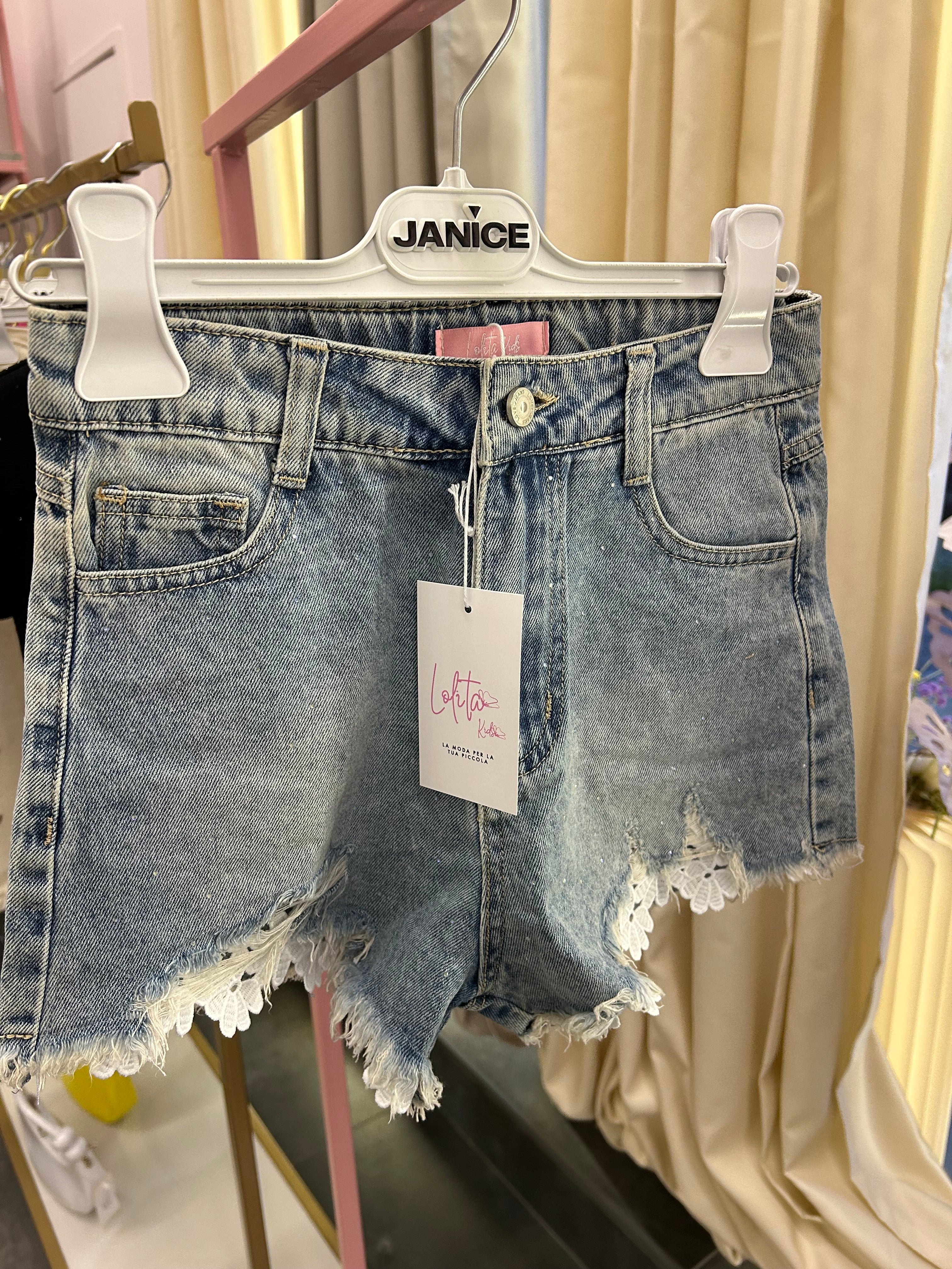 Shorts con ricamo