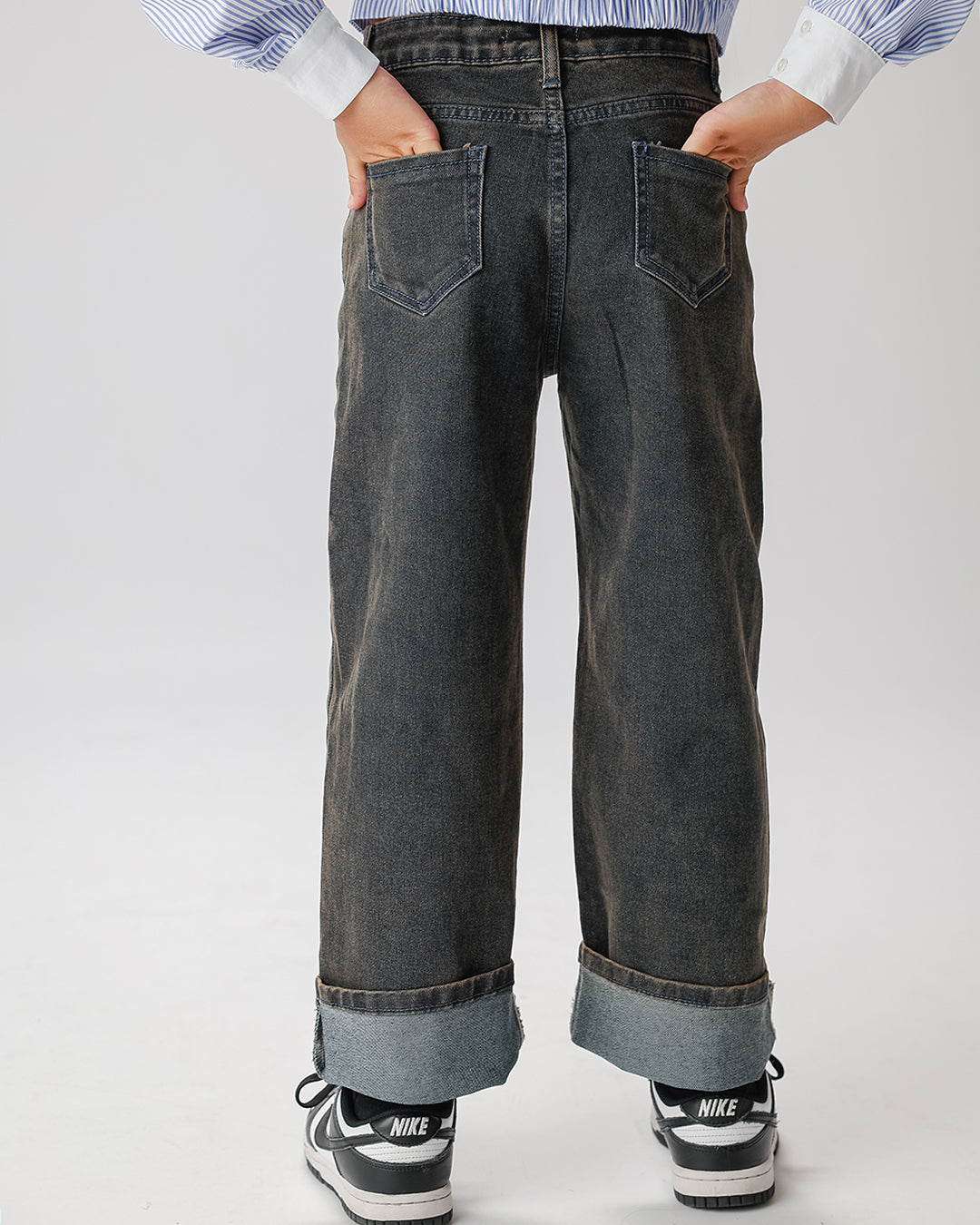 Jeans slavato con piega